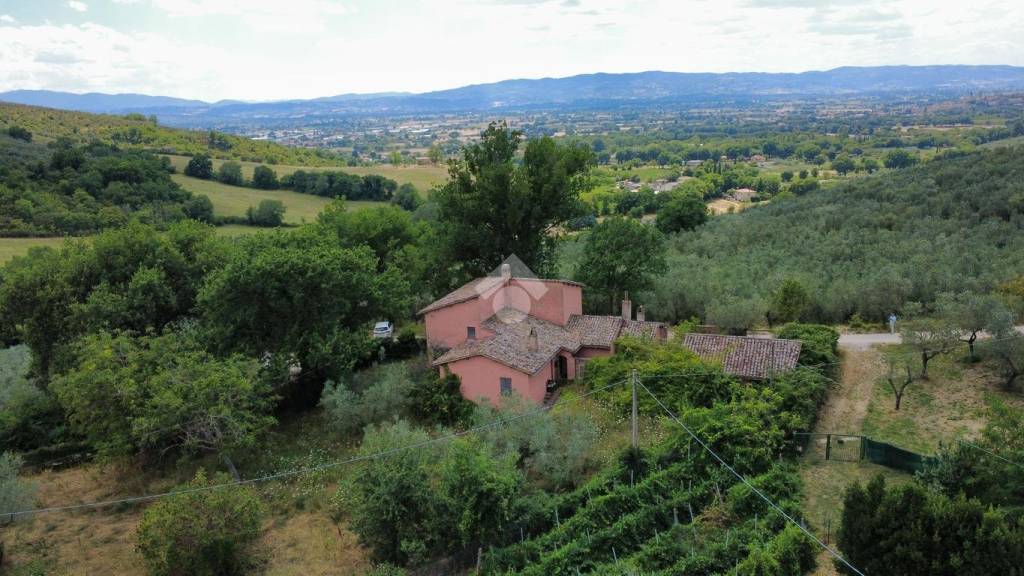 casa indipendente in vendita a Foligno in zona Treggio