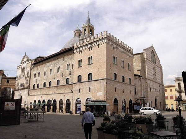 intera palazzina in vendita a Foligno