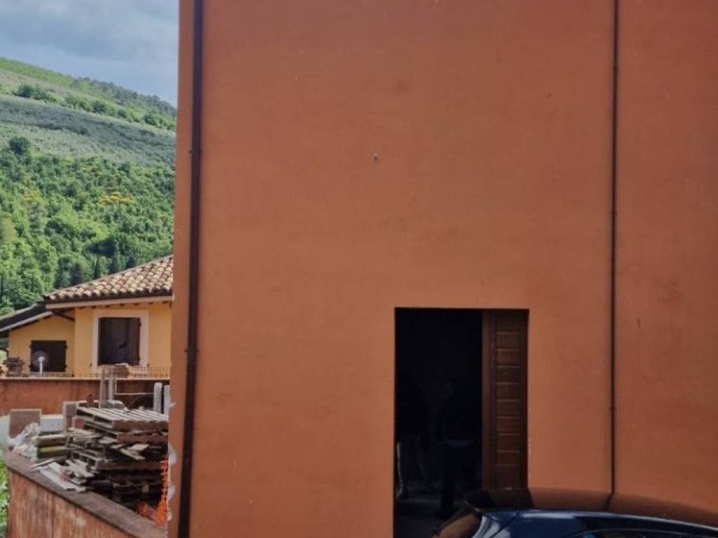 casa indipendente in vendita a Foligno in zona Belfiore