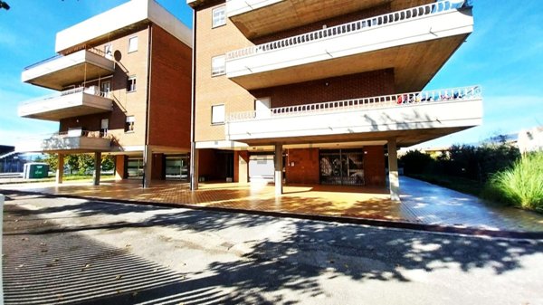 negozio in vendita a Foligno