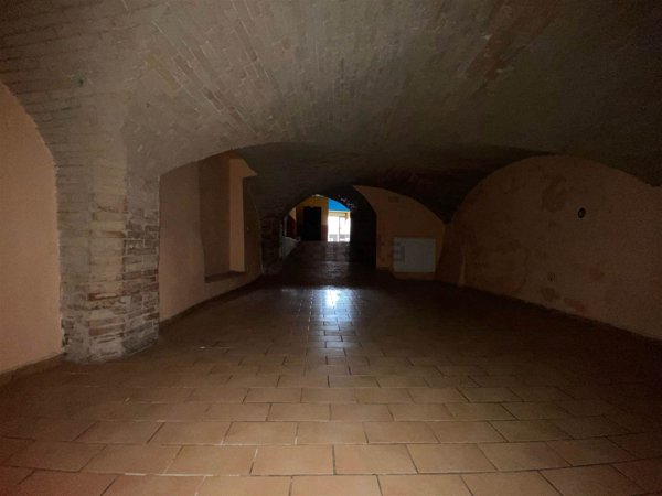 locale commerciale in vendita a Foligno