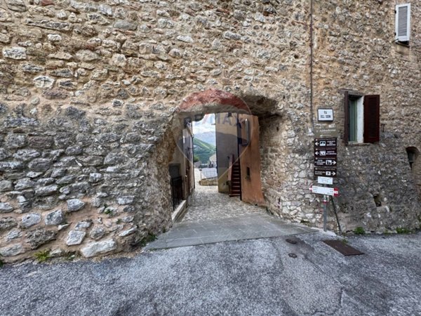 casa indipendente in vendita a Foligno in zona Pale