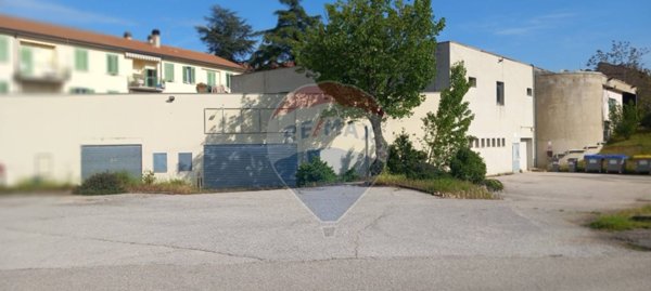 locale commerciale in vendita a Foligno