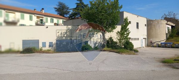 negozio in vendita a Foligno
