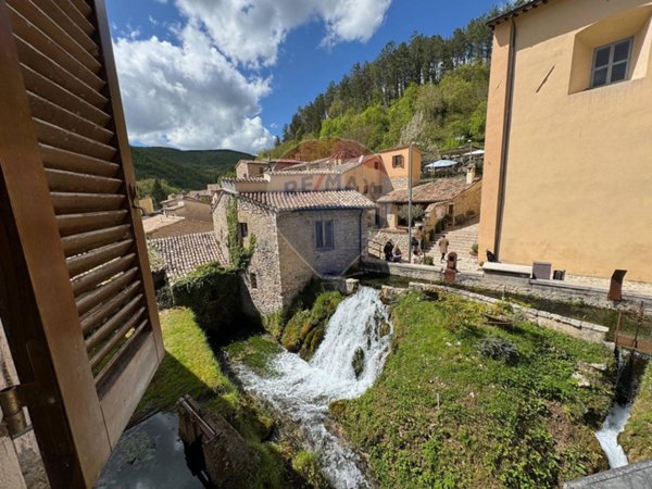 casa indipendente in vendita a Foligno in zona Rasiglia