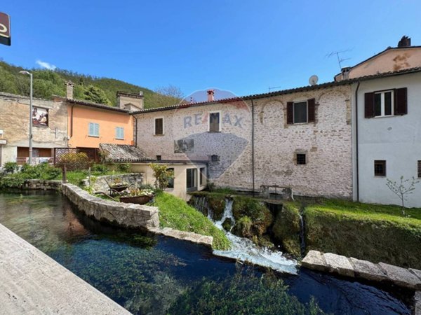 casa indipendente in vendita a Foligno in zona Rasiglia