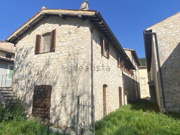 casa indipendente in vendita a Foligno in zona Rasiglia