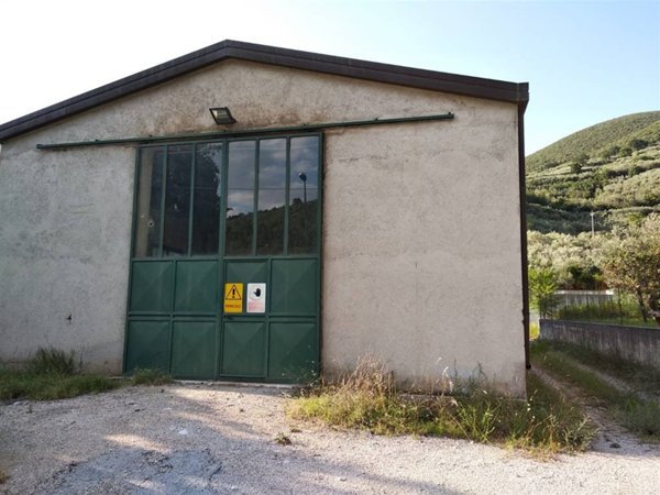 capannone in vendita a Foligno in zona Scafali