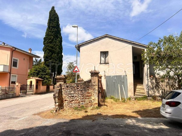 casa indipendente in vendita a Foligno in zona Perticani