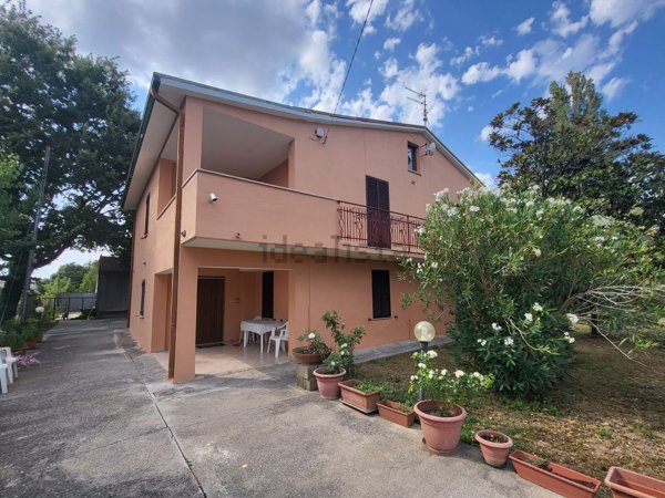 casa indipendente in vendita a Foligno in zona Camino