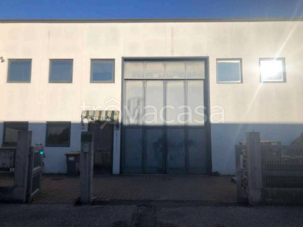 negozio in vendita a Foligno in zona Paciana