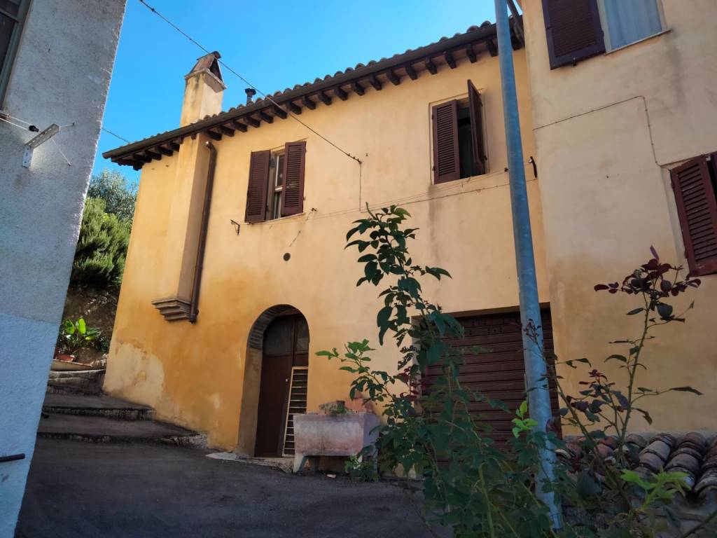 casa indipendente in vendita a Foligno in zona Sant'Eraclio