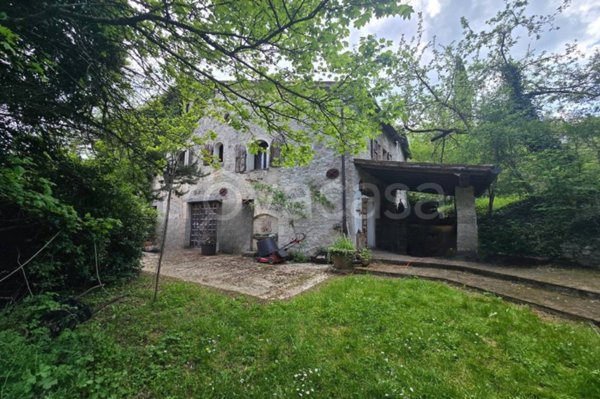 casa indipendente in vendita a Foligno in zona Colfiorito