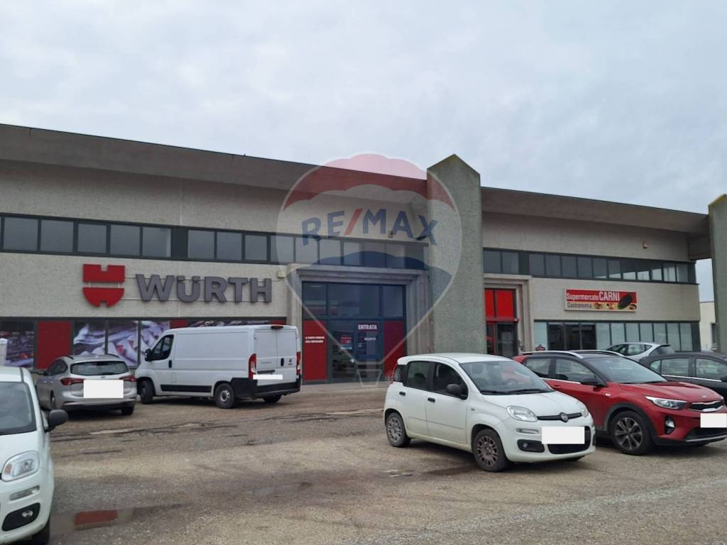 negozio in vendita a Foligno in zona Paciana