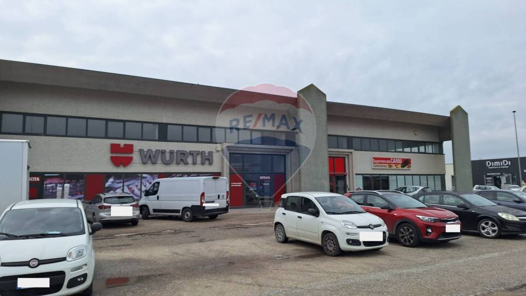 negozio in vendita a Foligno in zona Paciana