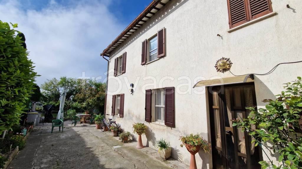 casa indipendente in vendita a Foligno in zona Camino