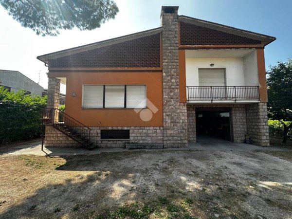 casa indipendente in vendita a Foligno in zona Sterpete