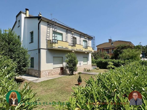 casa indipendente in vendita a Foligno in zona Borroni