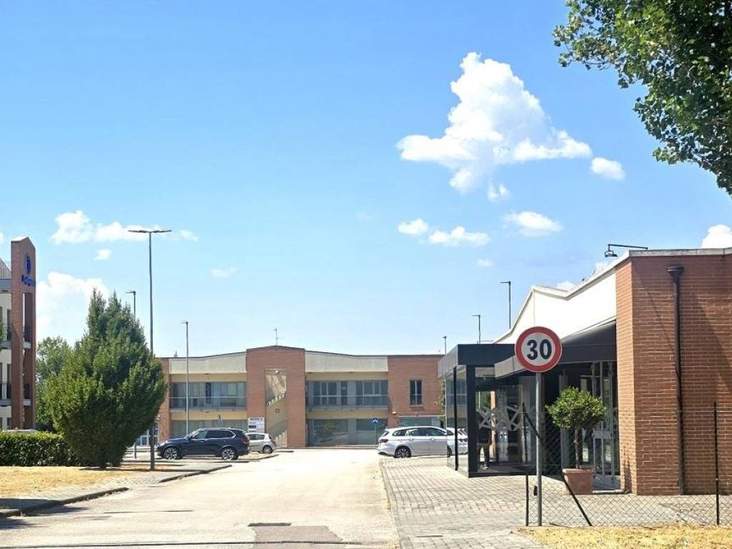 ufficio in vendita a Foligno in zona Paciana