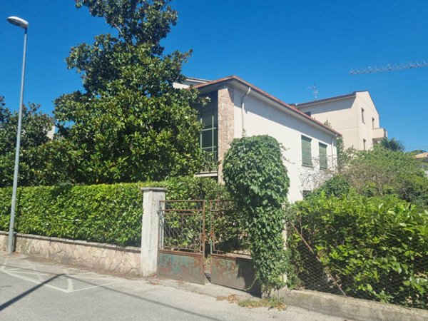 casa indipendente in vendita a Foligno