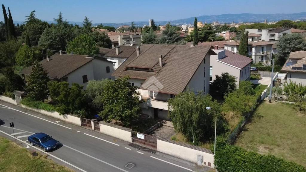 casa indipendente in vendita a Foligno in zona Camino