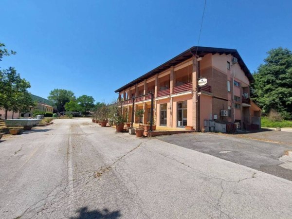 negozio in vendita a Foligno in zona Colfiorito
