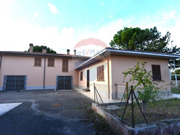 negozio in vendita a Foligno in zona Sant'Eraclio