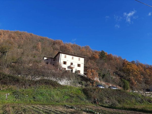 casa indipendente in vendita a Foligno in zona Verchiano