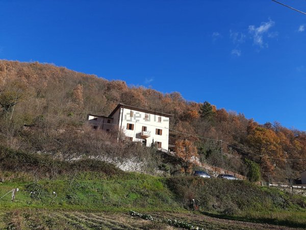 casa indipendente in vendita a Foligno in zona Rasiglia