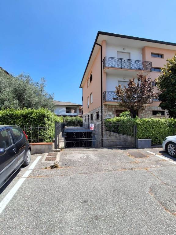locale commerciale in vendita a Foligno