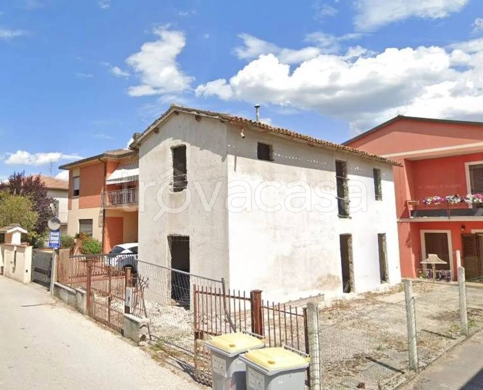 casa indipendente in vendita a Foligno