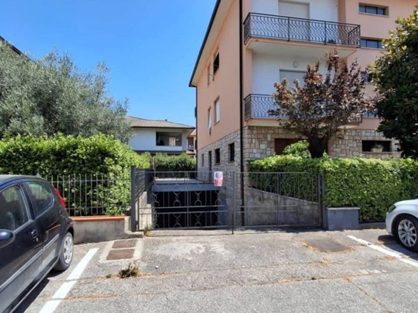 locale commerciale in vendita a Foligno in zona Paciana