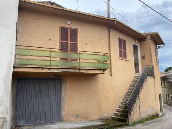 casa indipendente in vendita a Foligno in zona Carpello