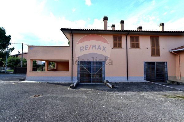 locale commerciale in vendita a Foligno