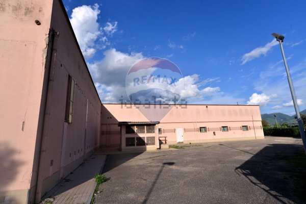 capannone in vendita a Foligno in zona Scafali