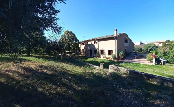 casa indipendente in vendita a Foligno