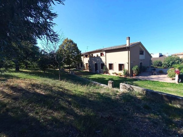 casa indipendente in vendita a Foligno