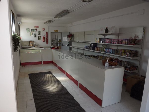 locale commerciale in vendita a Foligno