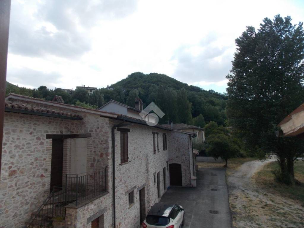 casa indipendente in vendita a Foligno in zona Ponte Santa Lucia