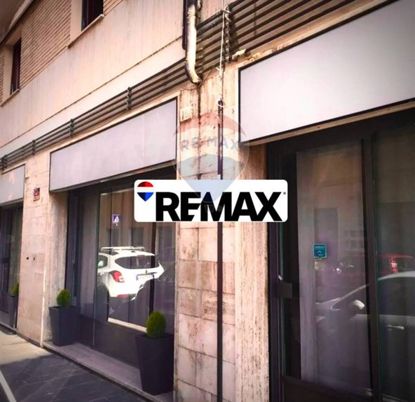 locale commerciale in vendita a Foligno