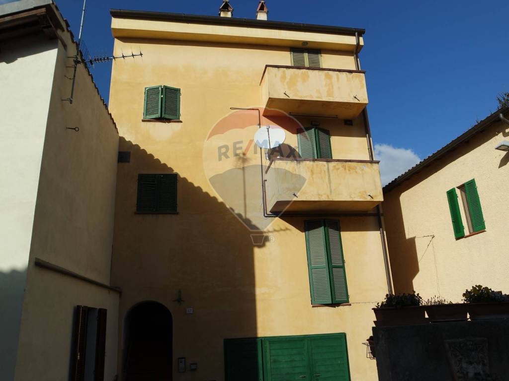 casa indipendente in vendita a Foligno in zona Vescia