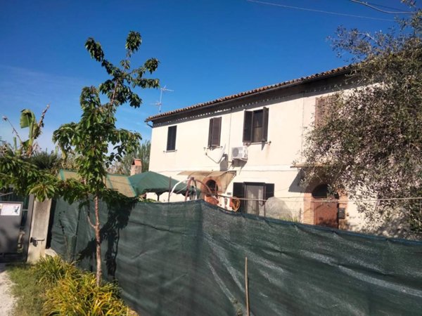 casa indipendente in vendita a Foligno in zona Sterpete