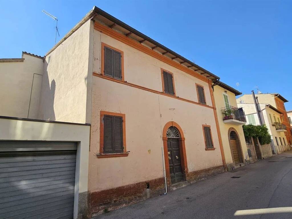 casa indipendente in vendita a Foligno