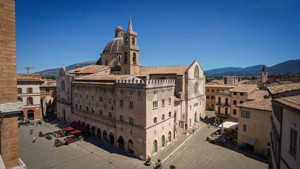 negozio in vendita a Foligno