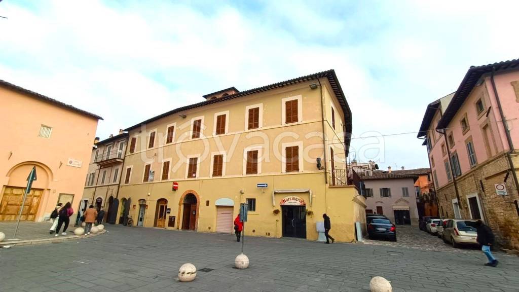 locale commerciale in vendita a Foligno in zona Fondi