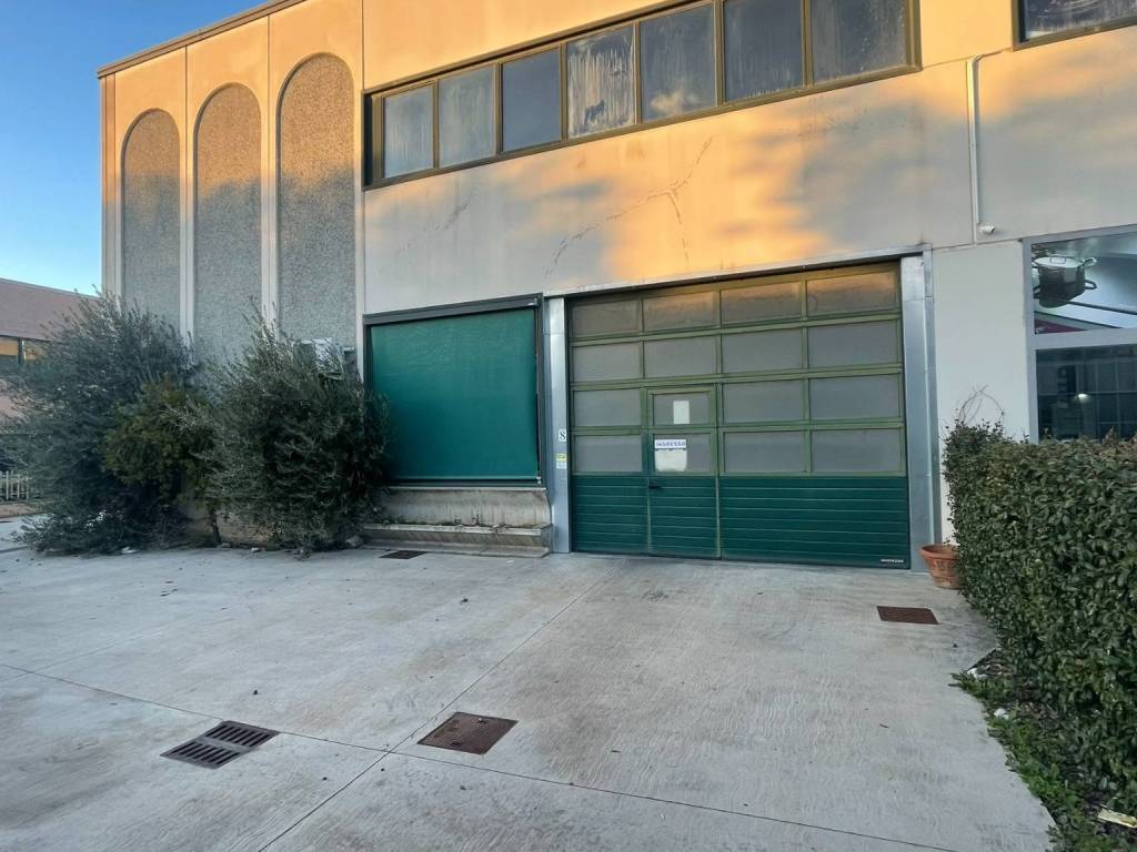 locale commerciale in vendita a Foligno in zona Sant'Eraclio