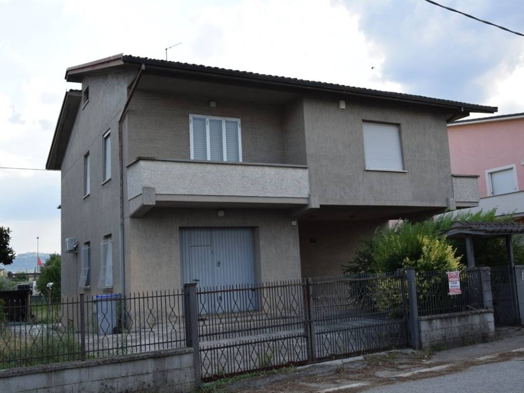 casa indipendente in vendita a Foligno in zona Corvia