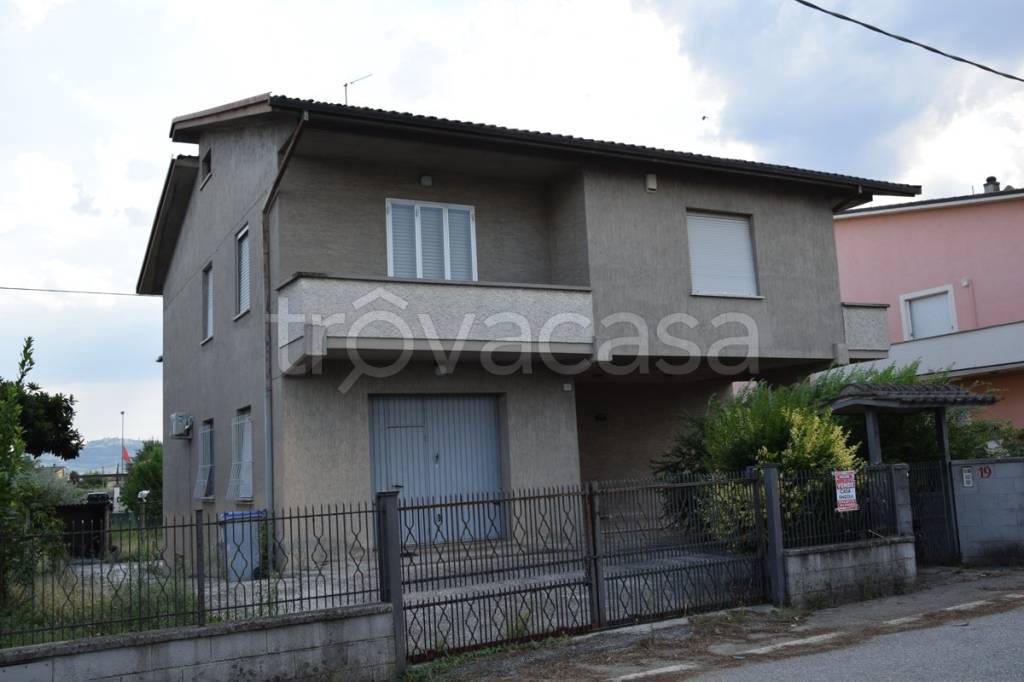 casa indipendente in vendita a Foligno in zona Perticani
