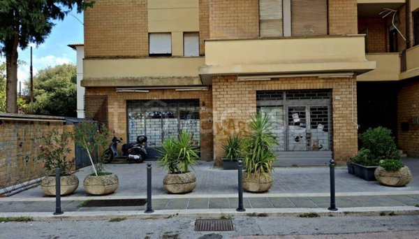 negozio in vendita a Foligno