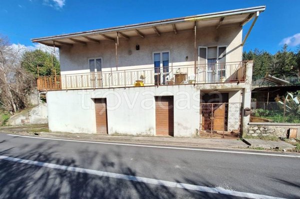 casa indipendente in vendita a Foligno in zona Vescia